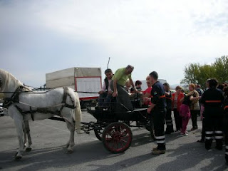 Afiliados bajando de uno de los coches de caballos