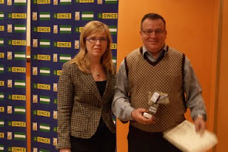 La presidenta de la Comisión de Cultura y Deporte del Consejo Belén Díez entrega el segundo premio de relatos cortos a Juan Moreno