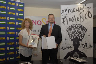 La delegada de Cultura de Sevilla y el delegado territorial de la ONCE muestran a los medios de comunicación el catálogo de la Bienal en braille