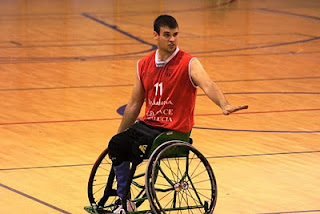 Bill Latham en un momento del partido