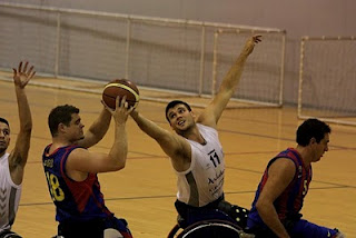 Bill Latham en plena jugada contra el FC Barcelona