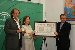 El delegado territorial mostrando la imagen del cupón dedicado a Blas Infante junto a la directora del Centro de Estudios Andaluces