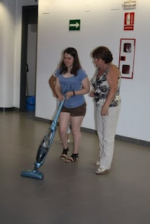 Una de las estudiantes mientras aprende a limpiar con aspiradora