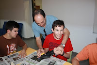 Uno de los estudiantes que realizaron el curso es ayudado por un monitor a limpiar y teñir un zapato