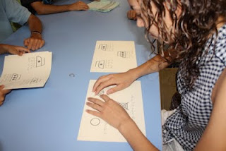 Una de las estudiantes aprende el marcaje de electrodomésticos