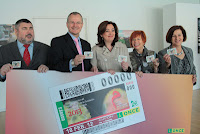 Morillas, Cárceles, Moreno, Pleguezuelos y Sánchez posando con un cupón y con un cartel en el que aparece la imagen del mismo