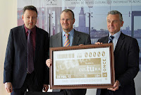 El consejero de Cultura, Paulino Plata, el delegado de la ONCE en Andalucía, Ceuta y Melilla, Patricio Cárceles y el director de la ONCE en Málaga, Cristóbal Martínez sosteniendo la copia de la plancha que ha dado origen al cupón