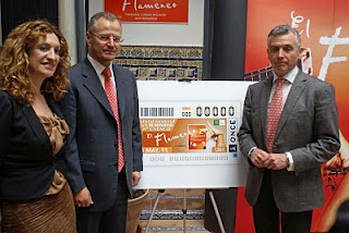 El consejero de Cultura de la Junta de Andalucía, Paulino Plata, el representante de la ONCE, Patricio Cárceles y la directora de la Agencia Andaluza del Flamenco, Mª Ángeles Carrasco posan junto a la imagen del cupón dedicado al flamenco como Patrimonio Cultural Inmaterial de la Humanidad