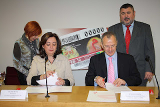 Moreno y Cárceles durante la firma del convenio