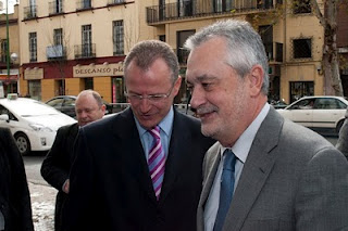 El presidente de la Junta, José Antonio Griñán, a su llegada a la Delegación de la ONCE en Sevilla junto al representante de la ONCE en Andalucía, Patricio Cárceles