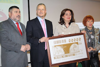 La consejera de Presidencia de la Junta de Andalucía y presidenta del Consorcio Milenio del Reino de Granada, Mar Moreno, y el delegado territorial de la ONCE en Andalucía, Ceuta y Melilla, Patricio Cárceles posan con la copia de la plancha que ha dado origen al cupón junto a la gerente del Consorcio del Milenio del Reino de Granada y directora del Legado Andalusí, Francisca Pleguezuelos y  el director de la ONCE en Granada, Alberto Morillas