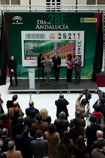 Plano de Griñán dándo la mano a Cárceles