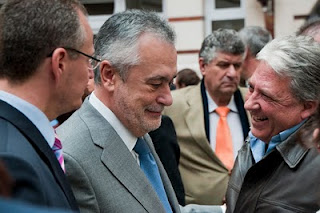 Jose Antonio Griñán y Patricio Cárceles tras el acto hablando con los asistentes