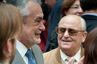 Primer plano de Griñán tras el acto compartiendo ideas con los asistentes