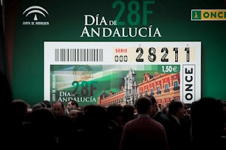 Imagen de la lona de seis metros de alto por cuatro de ancho con la representación del cupón emitido por la ONCE con motivo del día de Andalucía