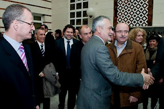 Griñán y Cárceles saludando a los asistentes al acto