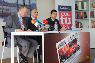 El delegado territorial de la ONCE en Andalucía, Ceuta y Melilla, Patricio Cárceles, el consejero de Cultura, Paulino Plata y el delegado provincial de Cultura, Manuel Jesús García Martín durante la presentación del cupón