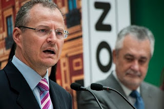 Primer plano de Patricio Cárceles, de fondo Jose Antonio Griñán