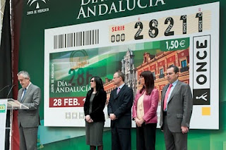El presidente de la Junta de Andalucía, José Antonio Griñán, durante su intervención en la presentación del cupón acompañado de Patricio Cárceles y Mónica Madrid, representantes de la ONCE en Andalucía, Micaela Navarro, consejera para la Igualdad y el Bienestar Social de la Junta y el subdelegado de la ONCE en Andalucía, Ventura Pazos