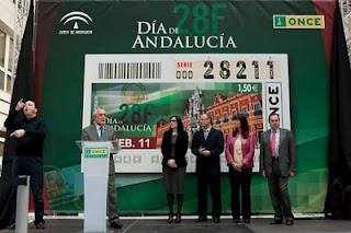 Plano general donde aparece Jose Antonio Griñán, Mónica Madrid, Patricio Cárceles, Micaela Navarro y Ventura Pazos con la imagen del cup´´on de fondo