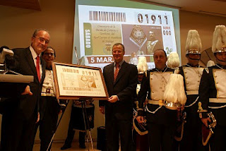 El alcalde de Málaga, Francisco de la Torre junto al representante de la ONCE en Andalucía, Patricio Cárceles con la copia de la plancha que ha dado origen al cupón