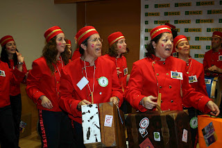 Un momento de la simpática actuación de los Botones Coloraos, todos de rojo