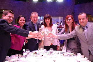 Micaela Navarro brinda con Patricio Cárceles y Mónica Madrid en la mesa presidencial