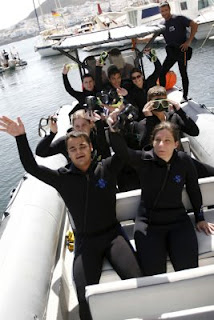 Los afiliados almerienses embarcados a punto de partir para iniciarse en el buceo