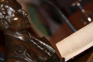 El busto de Luis Braille que aparece en la imagen presidió la mesa donde se realizaron las lecturas en braille