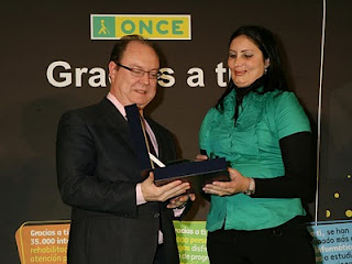 Carmen Vélez, recogiendo su galardón