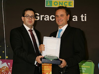 Manuel Repiso, mejor vendedor de Córdoba, recogiendo su condecoración