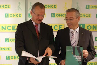 El delegado de la ONCE con el director de Cádiz mostrando a los medios el ejemplar impreso de la Memoria