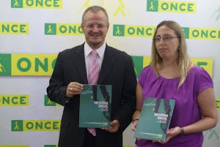 El delegado territorial y la directora de Córdoba posan para los gráficos mostrando un ejemplar de la Memoria 2010