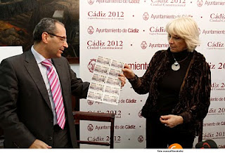 Teófila Martínez y Francisco Arroyo muestran los cupones a las cámaras