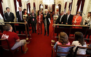 Un momento de la intervención de la alcaldesa de Cádiz