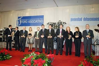 Foto de familia de los premiados con la presidenta del Parlamento en el centro