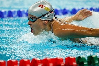 Carla Casals, nadadora internacional de la Federación Española de deportes para Ciegos, durante una competición