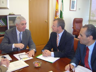 Patricio Cárceles y Francisco Arroyo con el delegado de la Junta en Cádiz