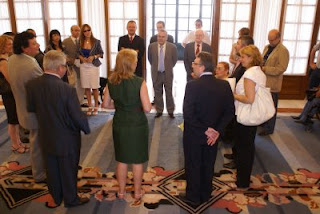 Finalizado el acto la presidenta formó un círculo para conversar con la delegación de la ONCE