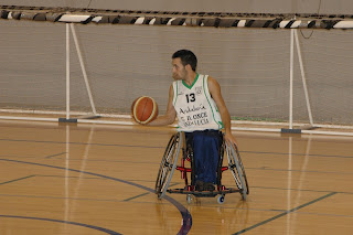 El jugador Israel Sánchez con dominio de la pelota