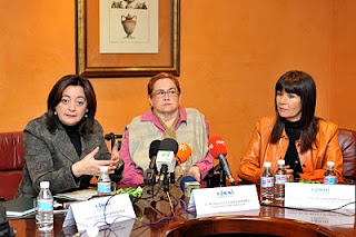 De izquierda a derecha, Mar Moreno, Ángeles Cózar y Micaela Navarro, en su comparecencia ante los medios