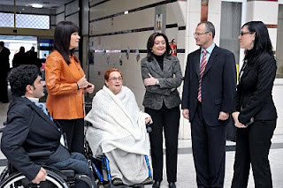De izquierda a derecha, Gonzalo Rivas, Micaela Navarro, Ángeles Cózar, Mar Moreno, Patricio Cárceles y Mónica Madrid en el patio de la Delegación Territorial
