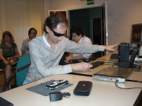 Un usuario ciego utiliza un aparato adaptado durante las actividades del Día de Internet en Córdoba