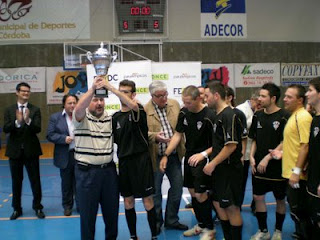 El presidente del Consejo Territorial alza la copa con el capitán del equipo ganador
