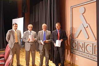 El presidente del COE y de la Fundación Andalucía Olímpica con el delegado de la ONCE mostrándo a las cámaras el Almanaque