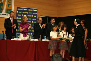 Las alumnas de Ronda con sus profesoras y monjas posan felices tras recibir el premio