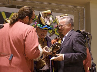 El consejero de Empleo entrega muy sonriente el primer premio a la comparsa Medio Siglo