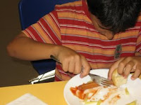 Un alumno de Primaria durante las clases de pautas en la comida