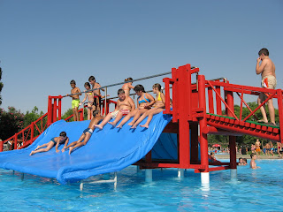 También hubo tiempo para la diversión. En la foto, los niños a punto de tirarse todos por el tobogán acuático