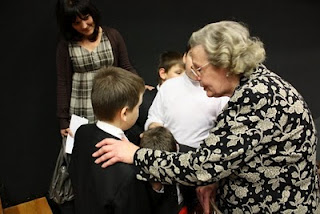 María Ángeles Infante cercana a los alumnos, hablando con uno de ellos